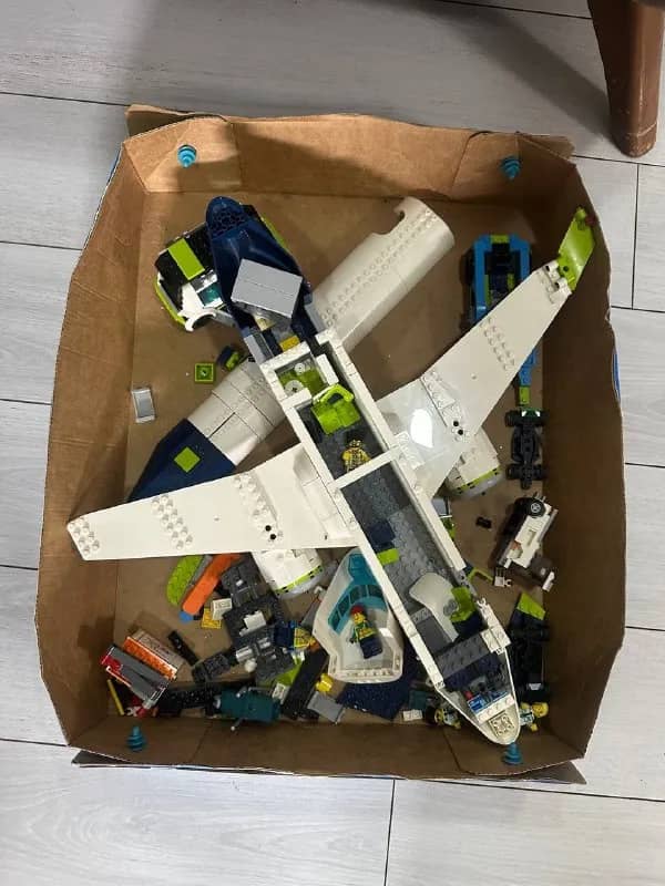 Lego City с большим пассажирским самолетом, аэродромным транспортом и фигурками. — Батуми — 70 ₾