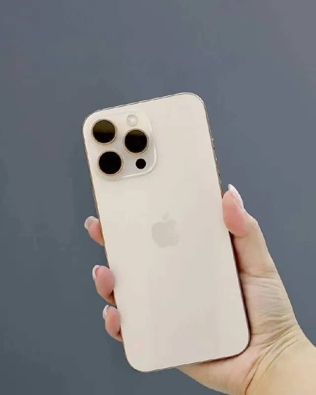 iPhone 16 Pro Max, память 256, батарея 87%, состояние подарочного, проблем с телефоном никаких нет, — Батуми — 2 270 ₾