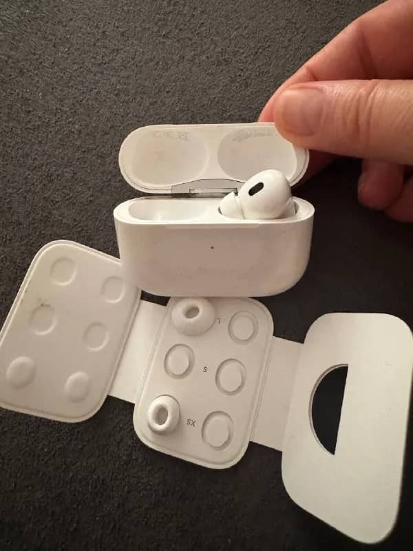 airpods 2 pro правый наушник вместе с кейсом. 80 лари. оригинал. — Батуми — 80 ₾