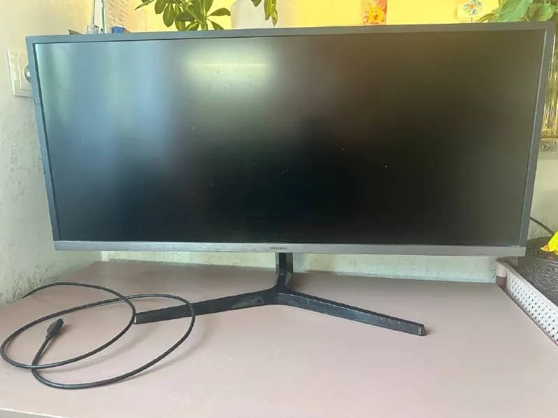 Samsung. 75hz, 3440×1440. Есть горизонтальная полоса битых пикселей внизу экрана. 500 лари. Торг — Батуми — 500 ₾