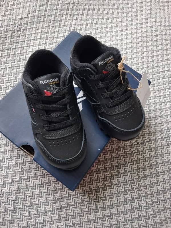 Reebok Classic Leather в Батуми! Заказывали в США в магазине 6pm, но промахнулись с размером. Кроссов — Батуми — 45 ₾