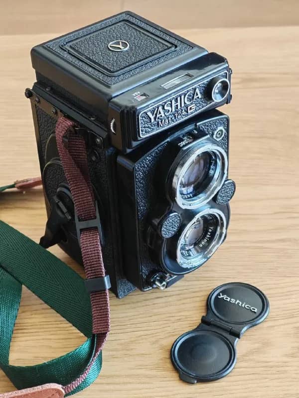 Yashica Mat 124G. Снимает на пленку 120, формат кадра 6×6. — Батуми — 800 ₾