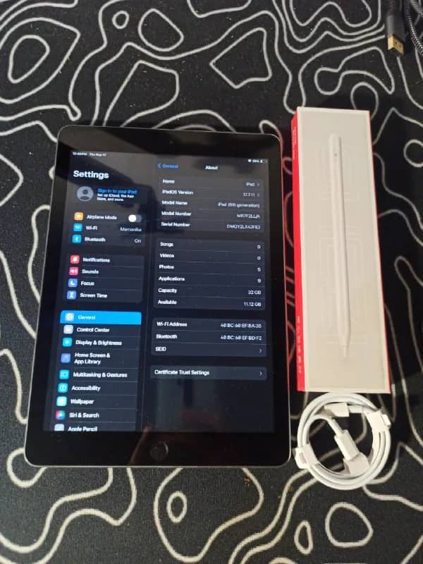Планшет Apple iPad 6th, 32, в хорошем состоянии. В комплекте ручка для рисования и кабель. 200 лари — Тбилиси — 200 ₾