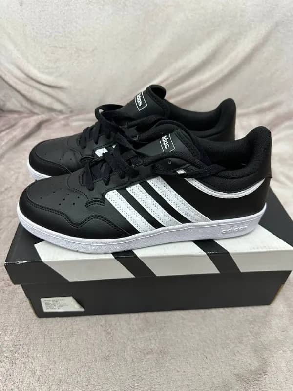 Кроссовки Adidas оригинал, привезены из Турции, не подошел размер, 39.1/3 EU, цена 160 лари — Батуми — 160 ₾