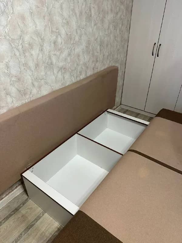 Диван в хорошем состоянии, нужна химчистка, а остальные механизмы в норме. — Минск