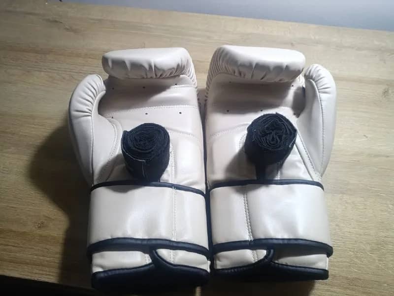Перчатки Fight House 16 oz + бинты в комплекте. Состояние хорошее, набивка и липучки целые, без дефе — Батуми — 55 ₾