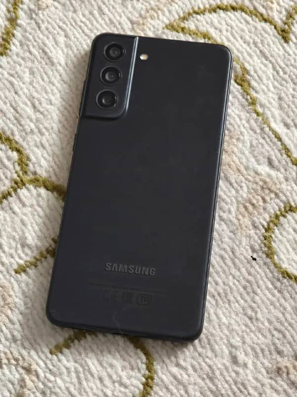 Samsung s21fe 256gb в хорошем состоянии, выгораний нет, в комплекте зарядка и чехол, цена 65к — Астана — 65 ₸