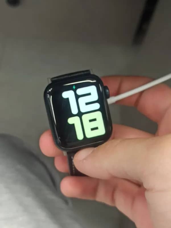 Продам apple watch SE2 аккумулятор 99% держат хорошо, есть царапины можно скрыть пленкой. В комплект — Астана