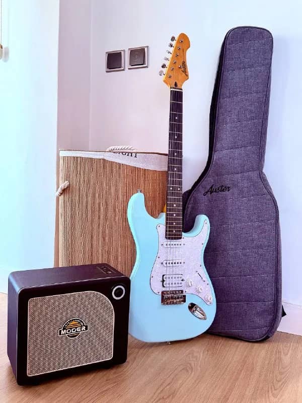 Электрогитара Auster Stratocaster + усилитель Mooer Hornet — Анталия — 14 999 ₺
