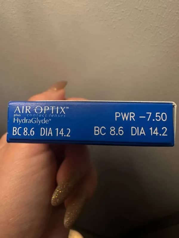 1) Линзы Alcon Air optix hydraglade — Батуми — 70 ₾