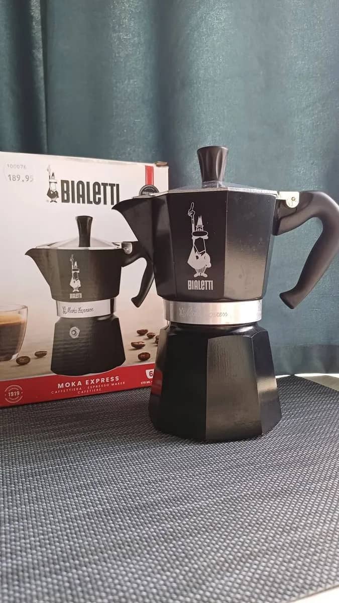 Гейзерная кофеварка Bialetti Moka Express 6 чашек — Батуми — 90 ₾