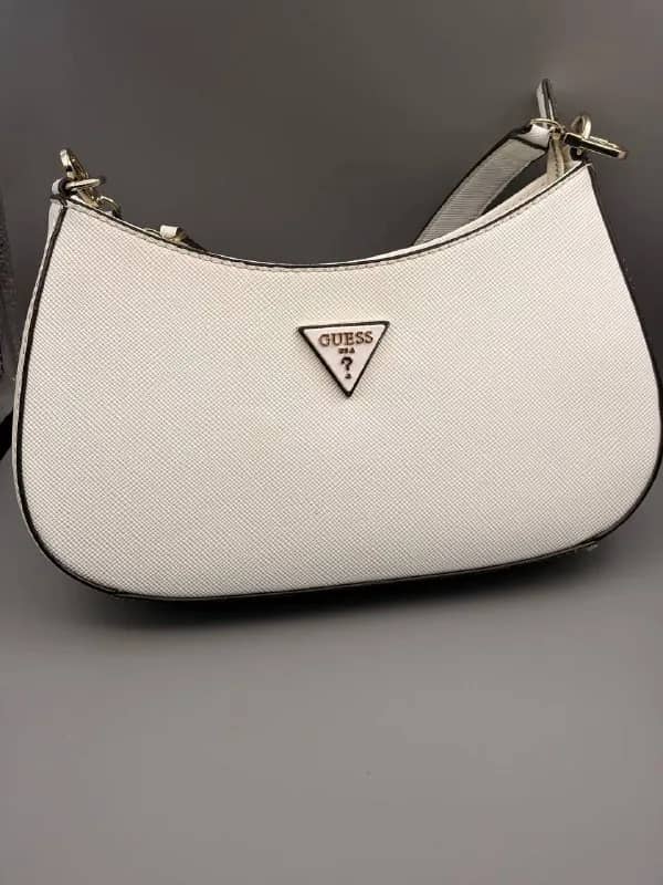 Продается белая сумка Guess через плечо. Оригинал. — Батуми — 120 ₾