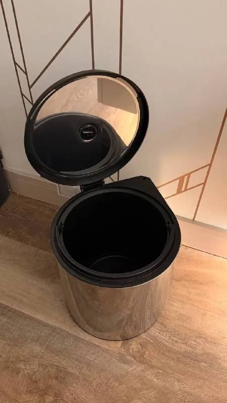 Ведро из нержавеющей стали и пластика для тумбы — Батуми — 40 ₾
