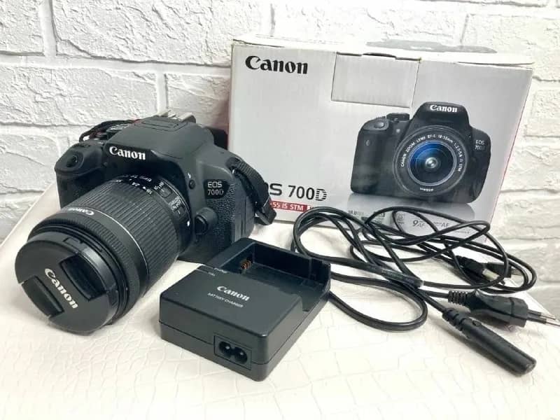Продам фотоаппарат Canon EOS 700D с обьективом 18-55 is stm. Объектив бесшумный. — Минск — 650 Br