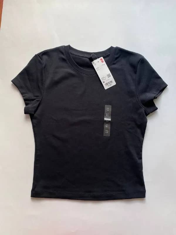 Футболка uniqlo, размер М (азиатский) на европейский S. Новые. Черная и белая, 50 GEL за 1 — Тбилиси — 50 ₾