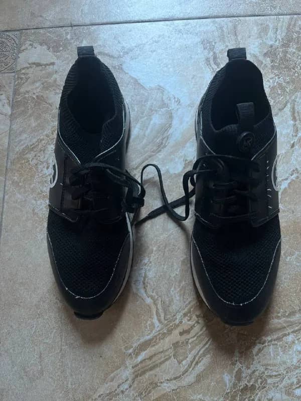 Unisex кроссовки Michael Kors, в отличном состоянии, 40-41 размер (стоит мерить), 50 лари — Тбилиси — 50 ₾
