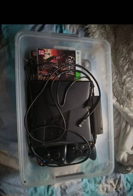 Xbox 360 с геймпадом и играми — Батуми — 600 ₽