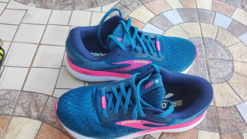 1.Женские беговые кроссовки Brooks Ghost 16 GTX в цвете Moroccan Blue/Pink/Yellow. — Батуми — 120 ₾