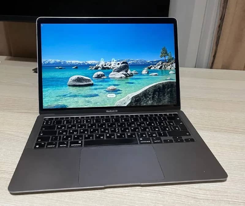 MacBook Air M1 2020 — 8/256 GB, отличное состояние — Батуми — 1 299 ₾