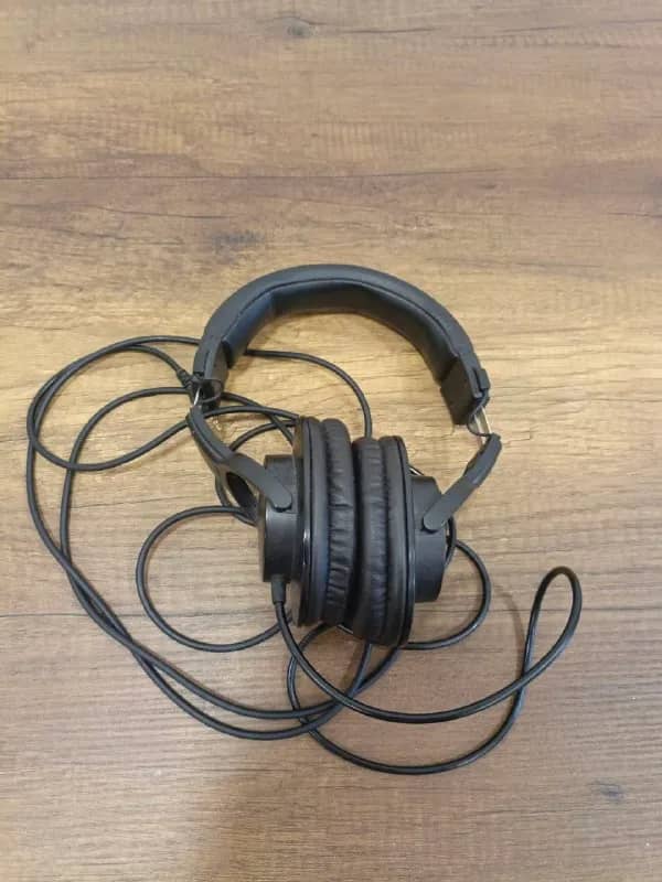 Продаются наушники Audio Technica ATH-M20x, хорошее звучание. Хорошее состояние, немного потерты амб — Батуми — 120 ₾