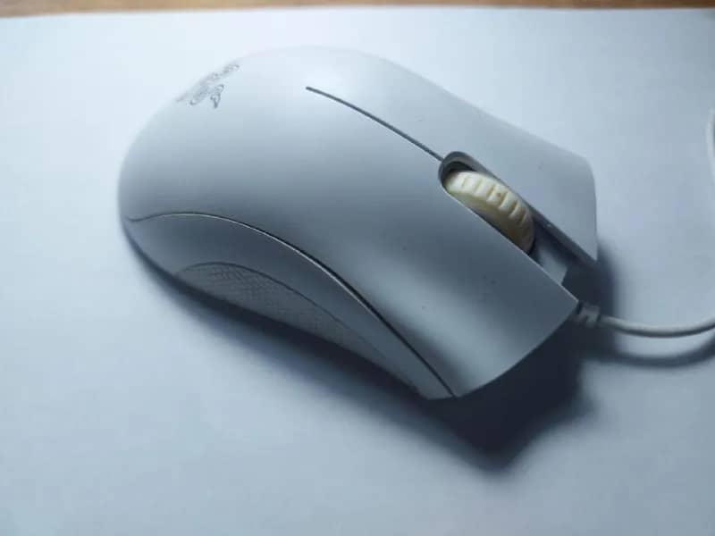 Игровая мышь Razor Deathadder essential белый — Алматы