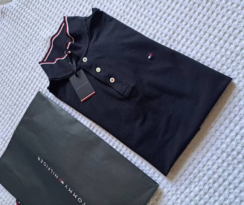 Мужское поло (футболка на пуговицах) Tommy Hilfiger. Продолжая традиции, это поло обычного кроя изго — Батуми — 100 ₾