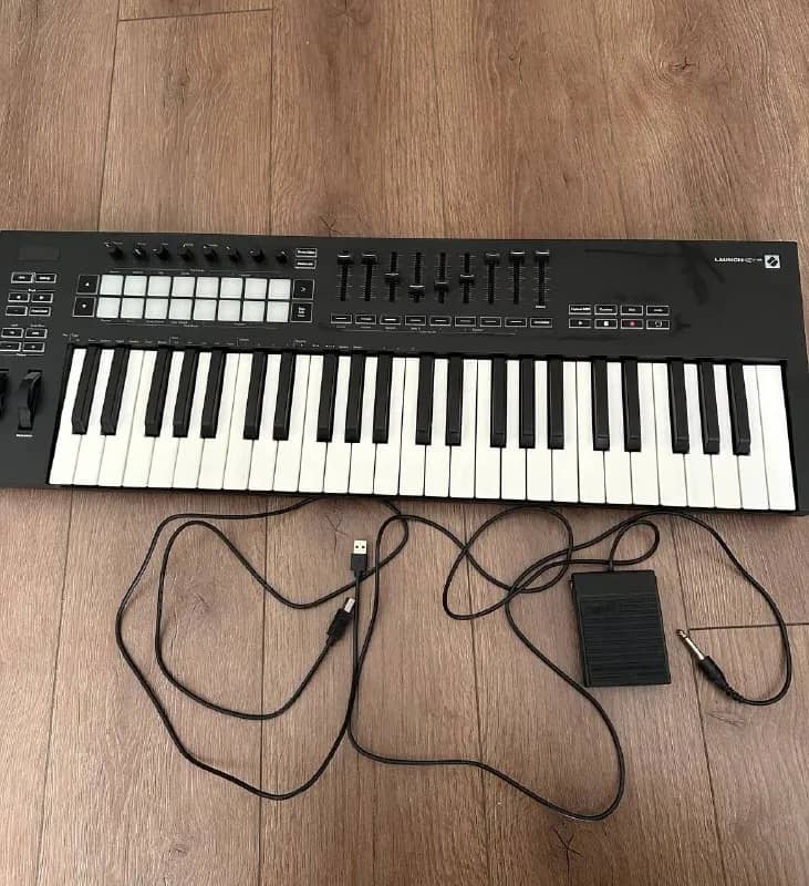 Novation Launchkey 49 MK3 + педаль + кабель в хорошем состоянии. Полностью исправна — все клавиши, п — Стамбул — 8 500 ₺
