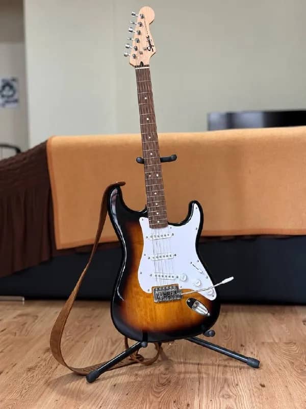 Продам электрогитару Squier + комбик Harley Benton + наушники Behringer — Тбилиси — 300 ₾