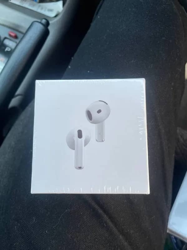Продам оригинальные наушники AirPods 4 с шумоподавлением, новые цена: 75.000 драм, личная встреча, м — Ереван — 75 000 ֏