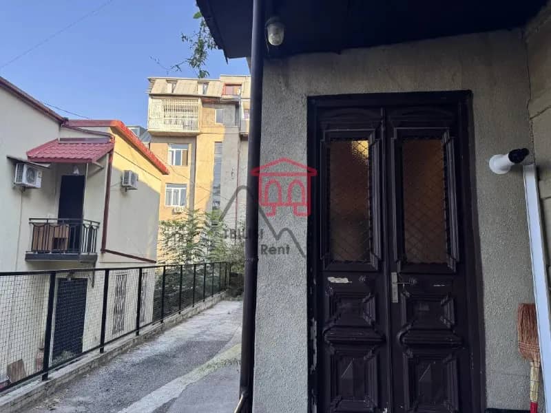 Сдаётся квартира в районе Вера недалеко от круглого сада и Кикодзе Бара, так же метро и вся основная — Тбилиси — 560 $