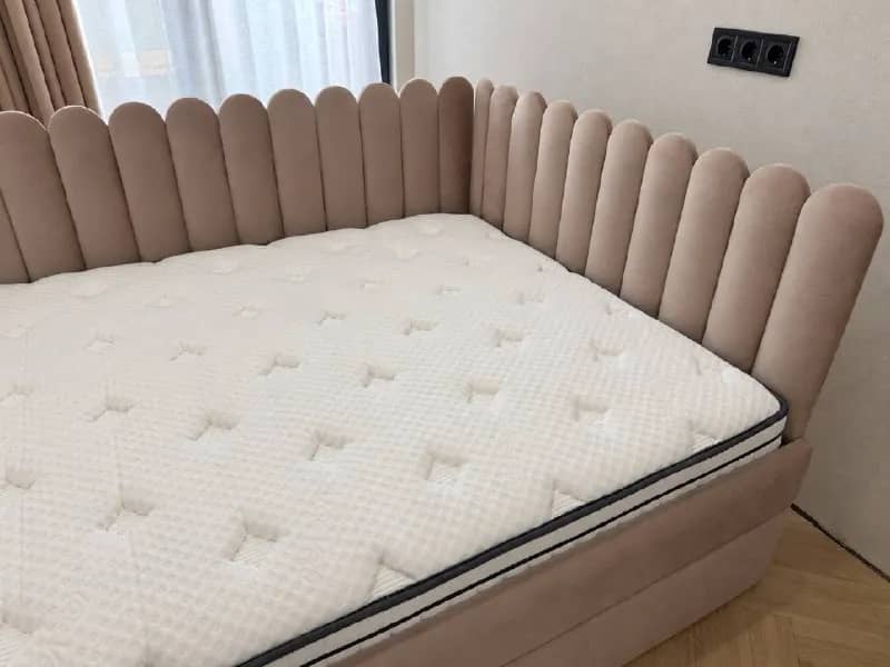 Продам кровать-тахта 200×130 с подъёмным механизмом + ортопедический матрас, в отличном состоянии. — Батуми — 1 200 ₾