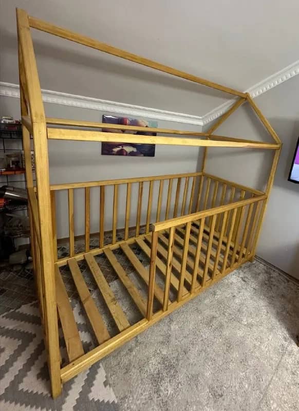 Детская кроватка-домик из натурального дерева — Стамбул — 2 500 ₺
