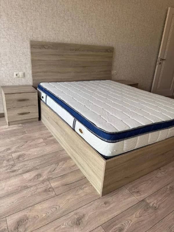 Продаётся двуспальная кровать с двумя прикроватными тумбами. — Тбилиси