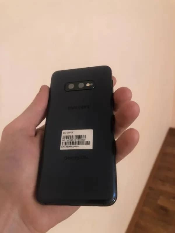 Samsung S10e 128gb без трещин в работе минусов нет, есть пятно на экране не критичное вообще цена 3 — Алматы — 35 000 ₸