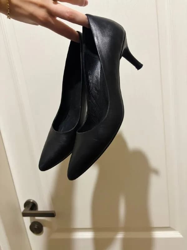 Classic high heels 👠size 39 leather shoes — Батуми — 20 ₾