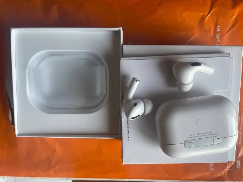 AirPods Pro. подарили, пару раз попробовал и теперь продаю. цена 150 — Тбилиси — 150 ₾