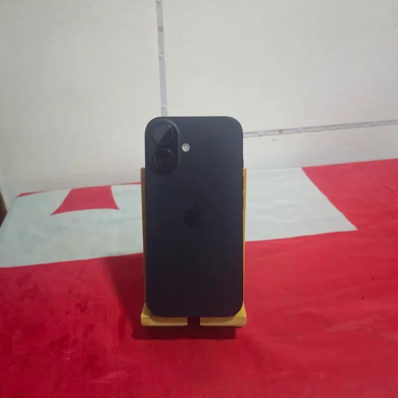 iphone 16 128 gb. После падения треснул с заде корпус видно на фото, а так без царапки. Прямо щас з — Тбилиси