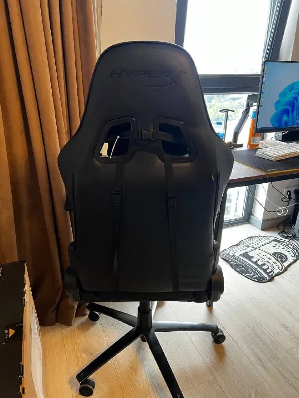 HyperX эргономичное, геймерское, с подушками под шею и поясницу. Есть немного потертостей — Тбилиси — 270 ₾