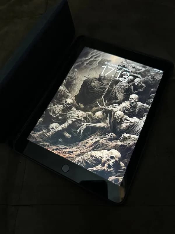 Ipad (6 th generation 2018 года) состояние хорошее (заклеил стикерами, если что их можно будет сня — Тбилиси — 600 ₾
