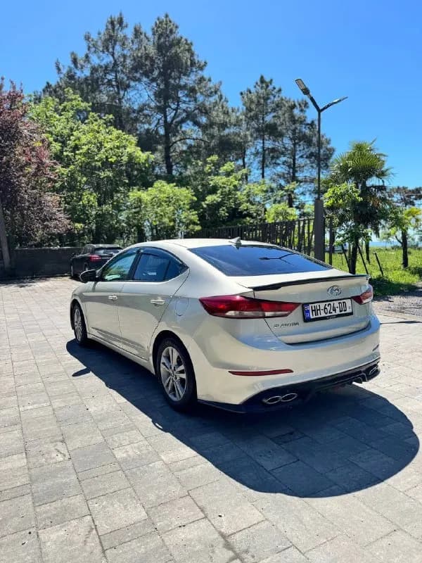 Hyundai Elantra — Батуми — 8 $