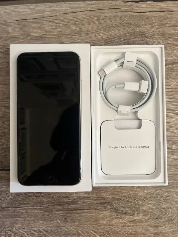 iPhone SE 2022 64 GB white — Тбилиси — 850 ₾