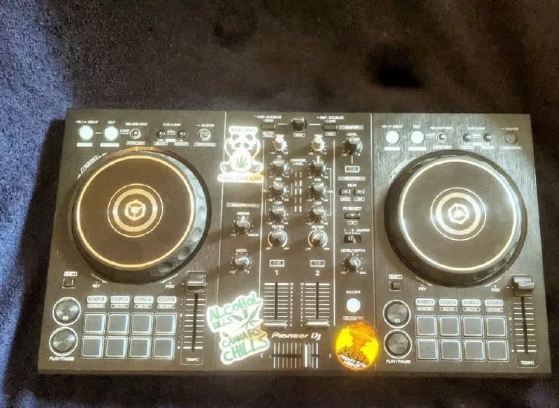 DDJ-400. Почти новый, использовался очень бережно пару раз. Продаю без провода и коробки. Цена 800 л — Тбилиси — 800 ₾
