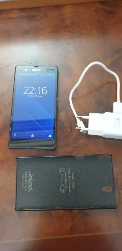 Sony Xperia Z c6603. Ранее был флагманом. С защитной пленкой на экране и чехлом. Корпус — стекло. 5» — Тбилиси — 90 ₾