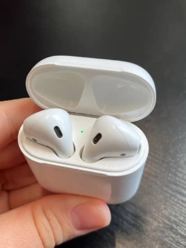 AirPods 2 поколения (модель А2031). Левый наушник работает тише, чем правый, но это исправляется че — Тбилиси — 80 ₾