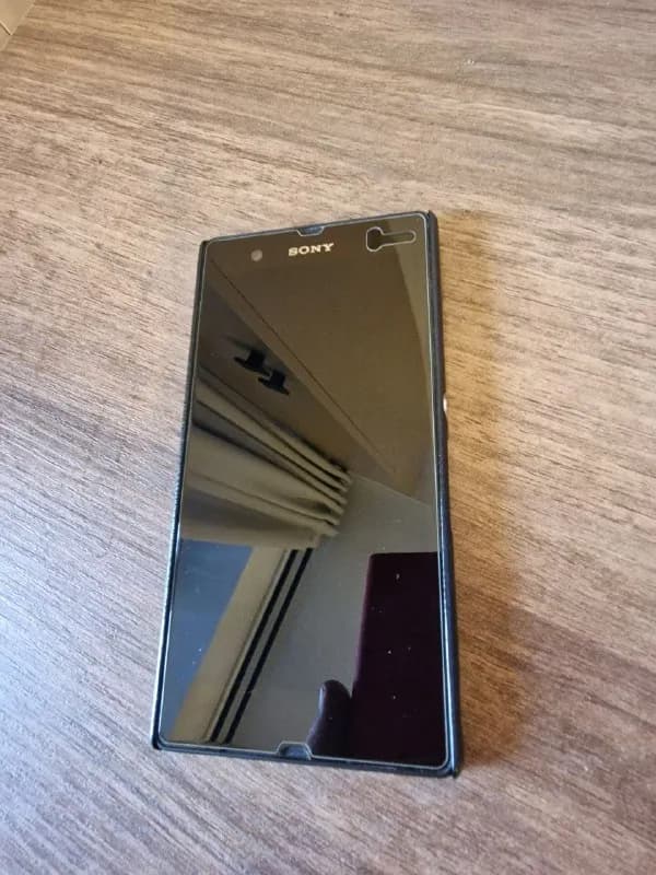 Sony Xperia Z c6603. Бывший флагман. Корпус — стекло. С защитной пленкой на экране и чехлом. 5» TFT — Тбилиси — 90 ₾
