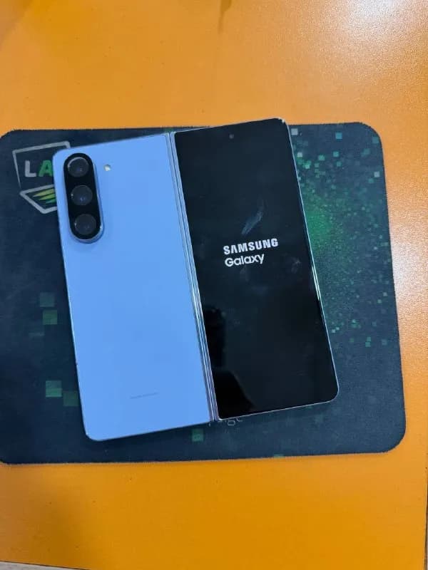 Zfold 5 512/12GB в идеальном состоянии. В комплекте оригинальное зарядное устройство и чехол. Цена 1 — Батуми — 1 400 ₾