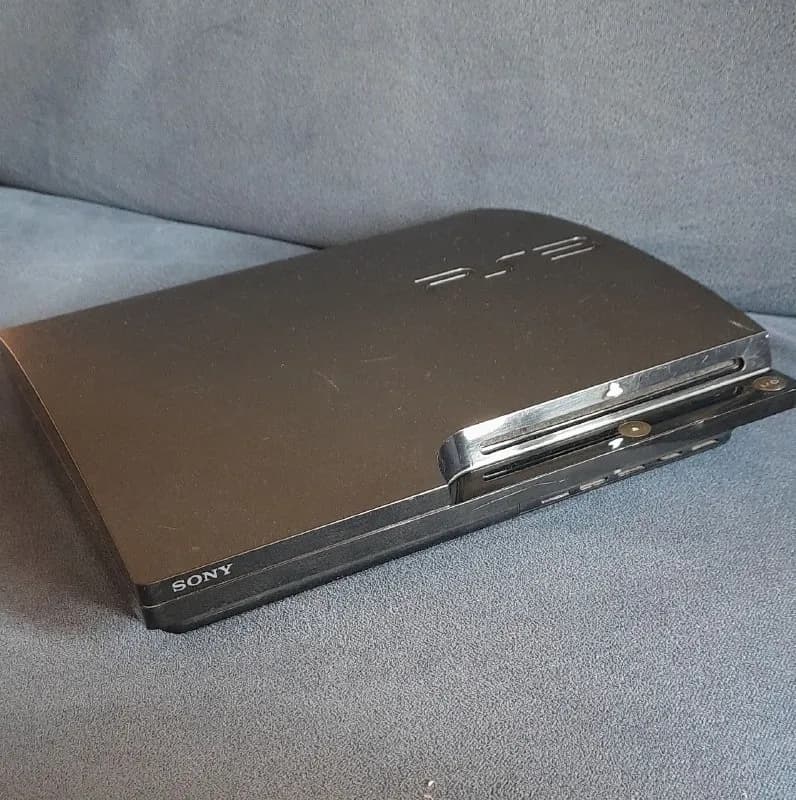 Sony PlayStation 3 Slim (Модель: CECH-2004A) в хорошем, полностью рабочем состоянии. На консоли уста — Тбилиси — 350 ₾