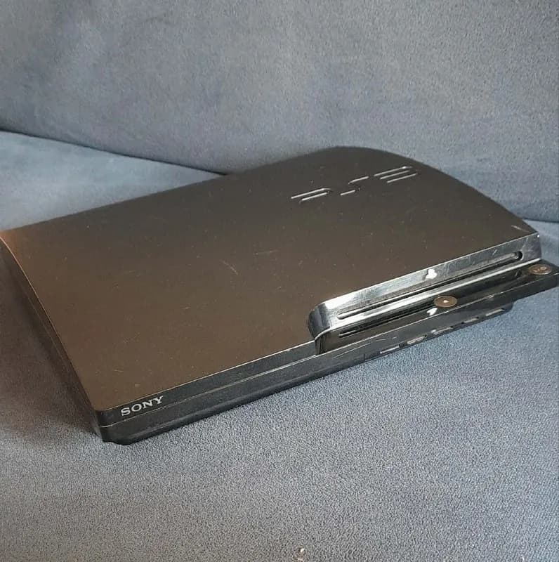 Sony PlayStation 3 Slim (Модель: CECH-2004A) в хорошем, полностью рабочем состоянии. На консоли уста — Тбилиси — 350 ₾