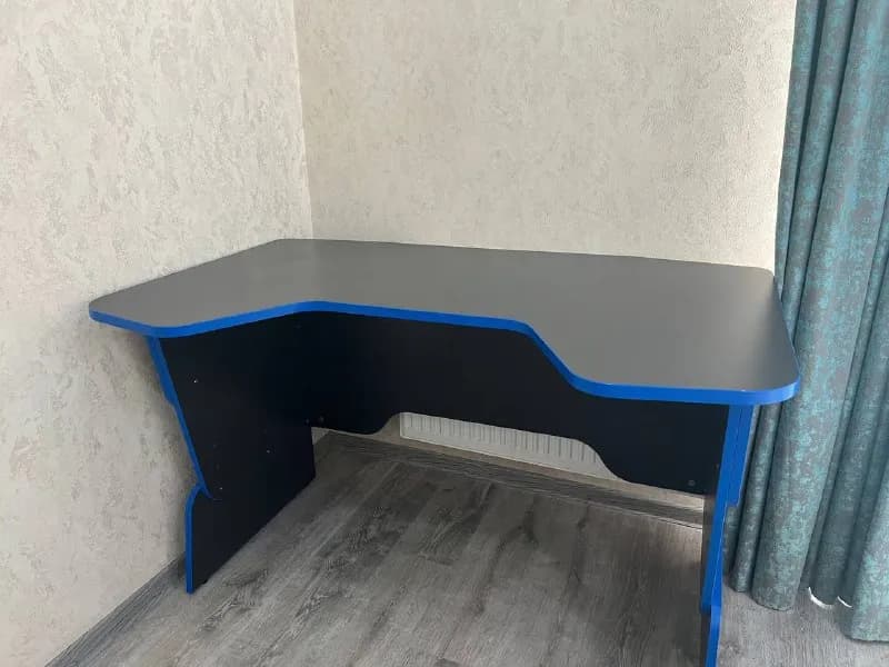 Идеальный геймерский стол с выемкой — Тбилиси — 450 ₾