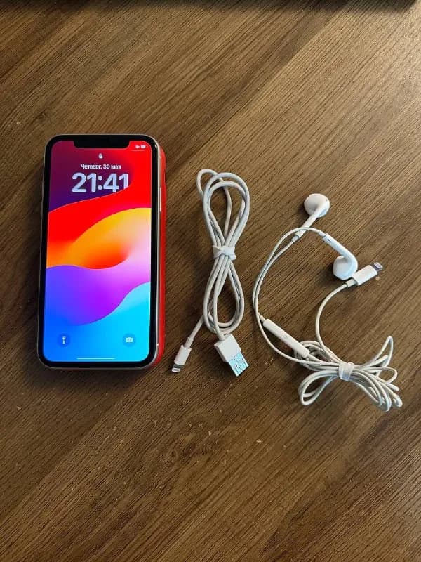 IPhone 11 white 128 gb в идеале. Не вскрывался, все родное, спереди и сзади ни единой царапки нет — Тбилиси — 750 ₾